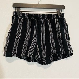 Universal thread striped Linen shorts